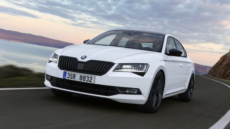 Škoda Superb jde na dračku.